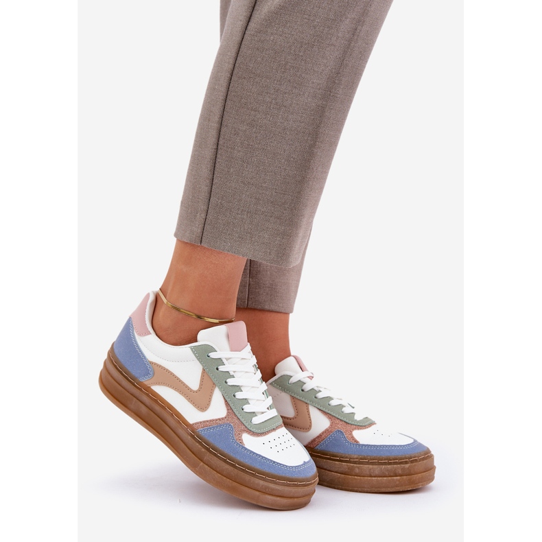 Pasadas de mujer con brillo en la plataforma azul 1