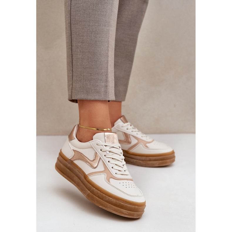 Pasadas de mujer en la plataforma beige 2