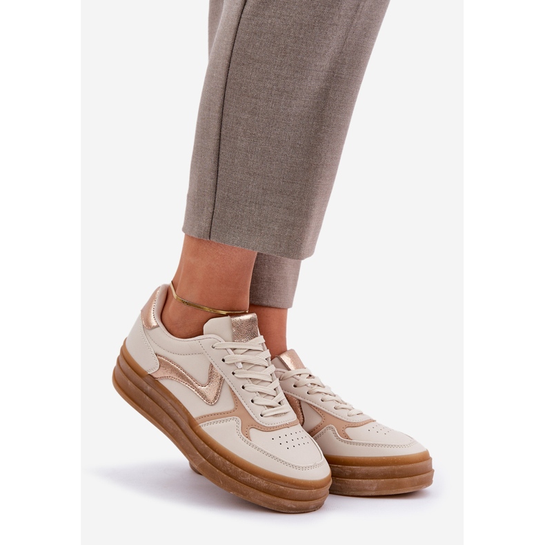 Pasadas de mujer en la plataforma beige 1