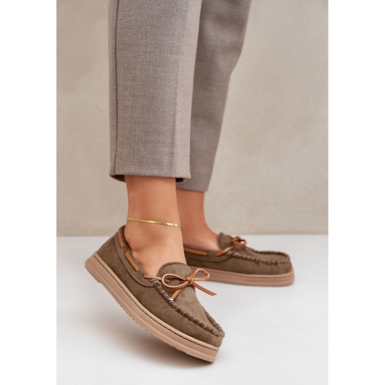 Mocasines de mujer en una suela plana de color verde oscuro 2 Mocasines de mujer en una suela plana de color verde oscuro 2