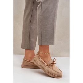 Mocasines de mujer en un beige plano 3