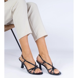 Sandalias barnizadas negras en un alfiler negro 2