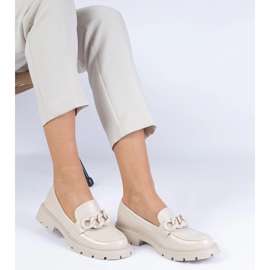 Mocasines barnizados beige con una cadena 2