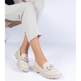 Mocasines barnizados beige con una cadena 1