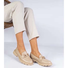 Mocasines de mujer beige con una decoración dorada 3