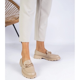 Mocasines de mujer beige con una decoración dorada 1