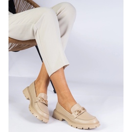 Mocasines de mujer beige con una decoración dorada 2