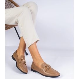 Mocasines de mujer marrón con una decoración dorada 1