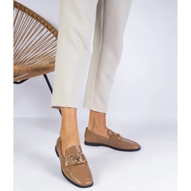 Mocasines de mujer marrón con una decoración dorada 3