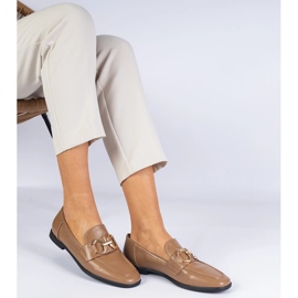 Mocasines de mujer marrón con una decoración dorada 2