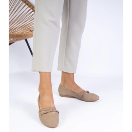 Ballerinas femeninas beige con un eco mate 1