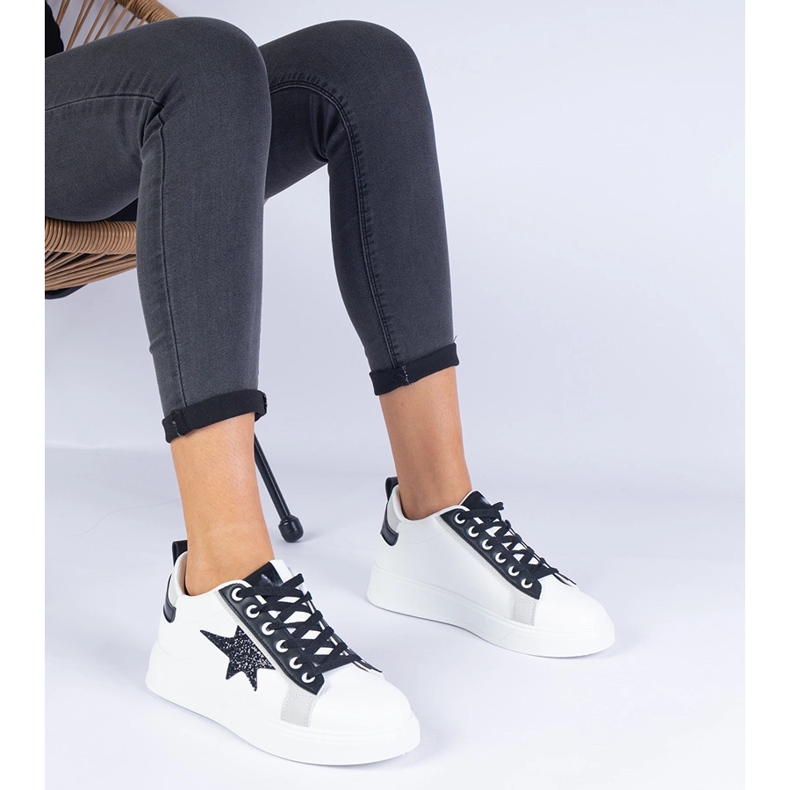 Zapatillas blancas decoradas con una estrella de brillo blanco 1