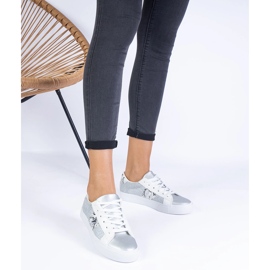 Zapatillas plateadas con un motivo animal decorado con brillo plata 1 Zapatillas plateadas con un motivo animal decorado con brillo plata 1