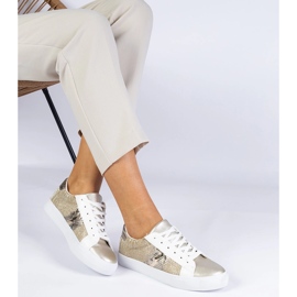 Zapatillas doradas con un motivo animal decorado con brillo dorado 2