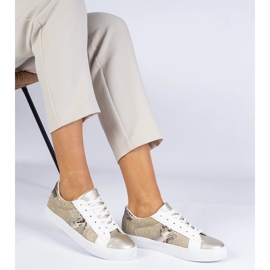 Zapatillas doradas con un motivo animal decorado con brillo dorado 3