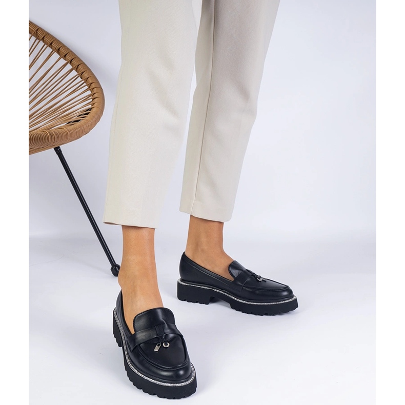 Mocasines negros decorados con pedrería. 1