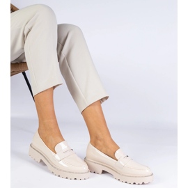 Mocasines barnizados beige decorados con circones 2