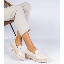 Mocasines barnizados beige decorados con circones 3