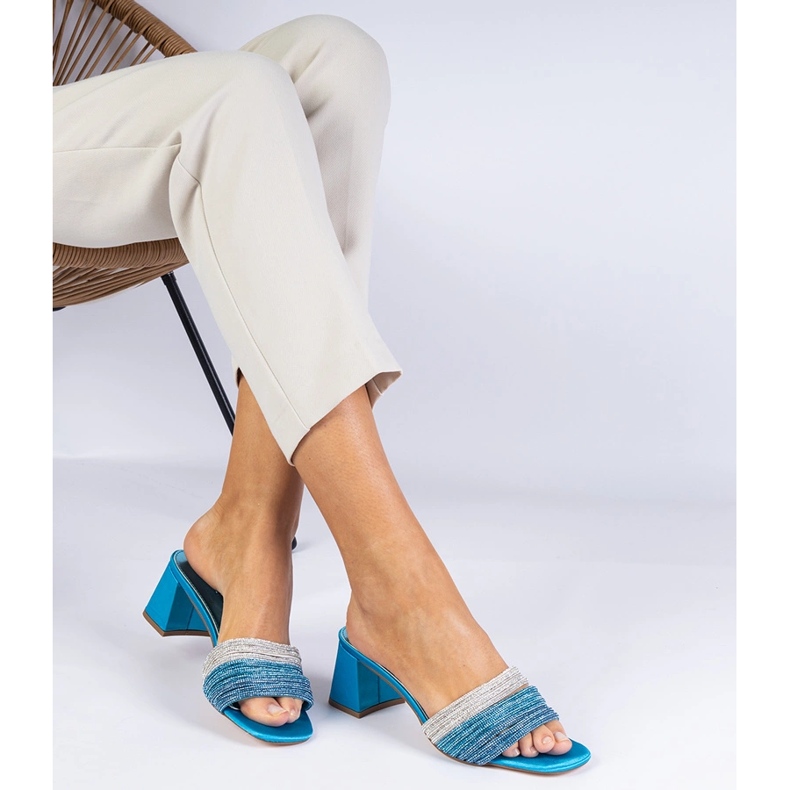 Blue elegantes chanclas sobre el pilar con circones azul 1 Blue elegantes chanclas sobre el pilar con circones azul 1