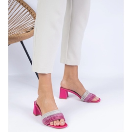 Chanclas rosa elegantes en el pilar con circones rosado 3