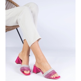 Chanclas rosa elegantes en el pilar con circones 1