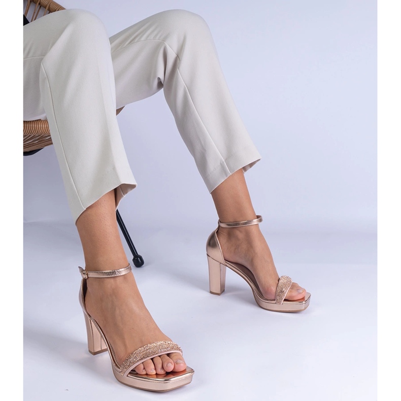 Champán elegantes sandalias en el pilar con circones dorado 1