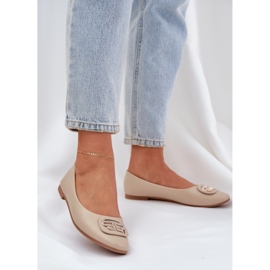 Bailarinas en una suela plana con un adorno para 58p beige 2