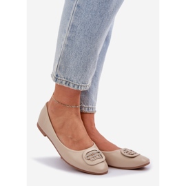 Bailarinas en una suela plana con un adorno para 58p beige 1