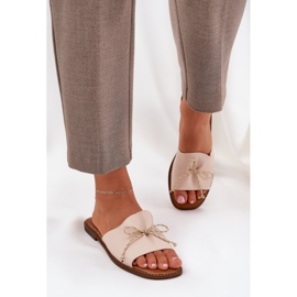 Suelas planas con un arco beige decorativo 3