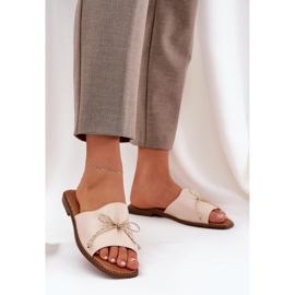 Suelas planas con un arco beige decorativo 2