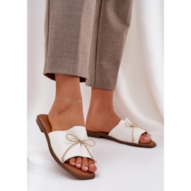 Chanclas de suela plana con un arco decorativo blanco 2 Chanclas de suela plana con un arco decorativo blanco 2