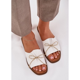 Chanclas de suela plana con un arco decorativo blanco 5