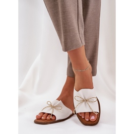 Chanclas de suela plana con un arco decorativo blanco 7