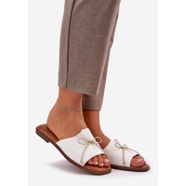 Chanclas de suela plana con un arco decorativo blanco 1 Chanclas de suela plana con un arco decorativo blanco 1