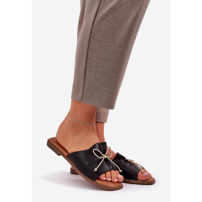 Chanclas de suela plana con un arco negro decorativo 1