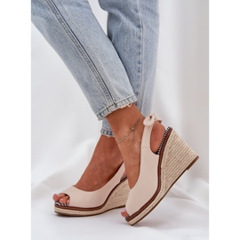 Sandalias de cuña beige con trenzas 5
