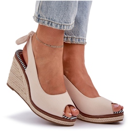 Sandalias de cuña beige con trenzas 6