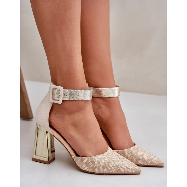 Sandalias en el poste con oro puntiagudo dorado 2