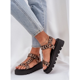 Sandalias decoradas en la plataforma de estampado de leopardo marrón 6