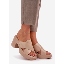 Flip de ropa de luz -flops en el poste de cuero ecológico beige 1