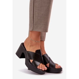 Flip de ropa de luz -flops en el pilar de cuero ecológico negro 1 Flip de ropa de luz -flops en el pilar de cuero ecológico negro 1