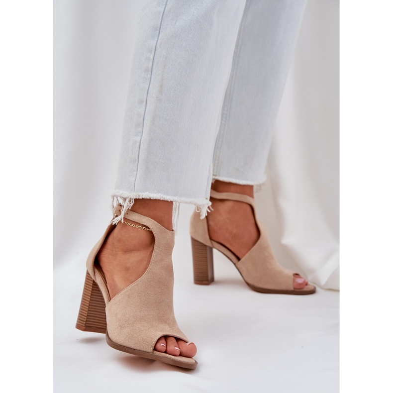 Sandalias en el beige de condición de gamuza ecológica 2