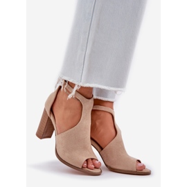 Sandalias en el beige de condición de gamuza ecológica 1