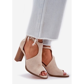 Sandalias en el beige ligero de pilar de gamuza ecológica 1