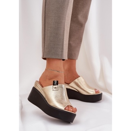 Zapatillas en la plataforma y cuña de cuero de cuero de cuña dorado 2
