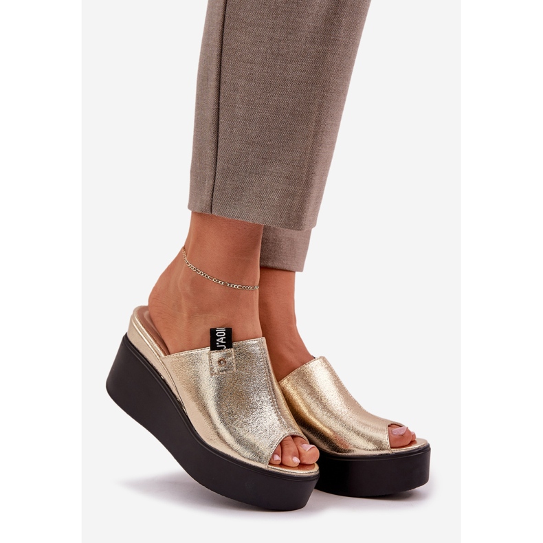 Zapatillas en la plataforma y cuña de cuero de cuero de cuña dorado 1