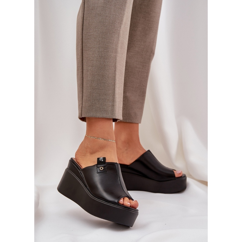 Zapatillas en la plataforma y un cuero negro ecológico de cuñas 2