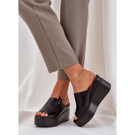Zapatillas en la plataforma y un cuero negro ecológico de cuñas 3