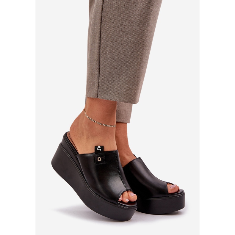 Zapatillas en la plataforma y un cuero negro ecológico de cuñas 1