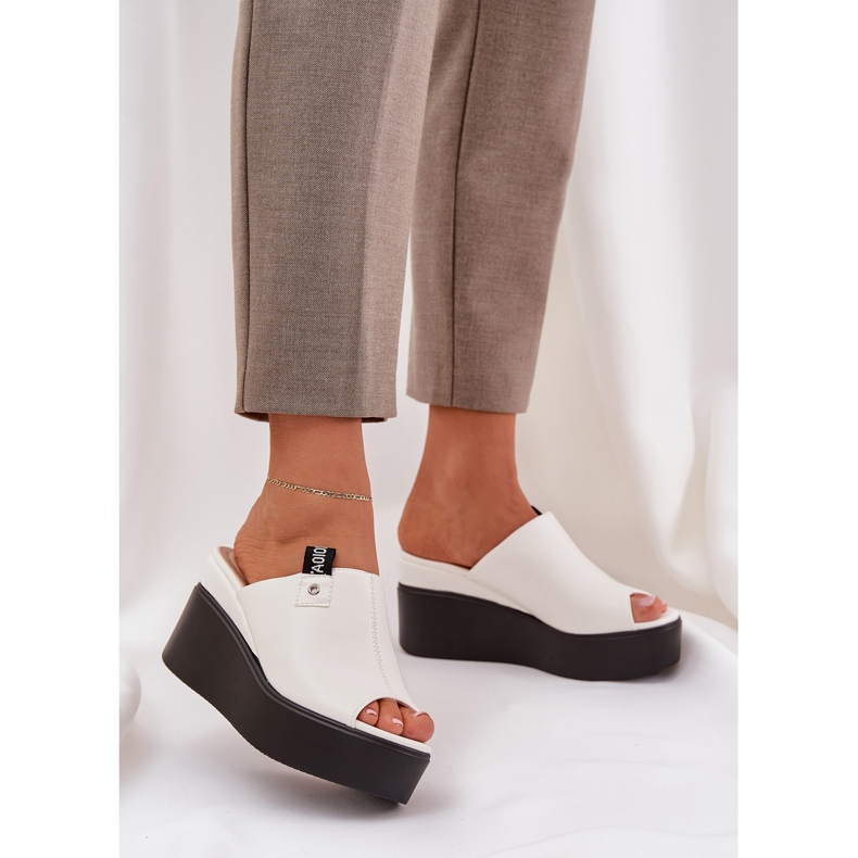 Zapatillas en la plataforma y una cuña de cuero blanco ecológico 2